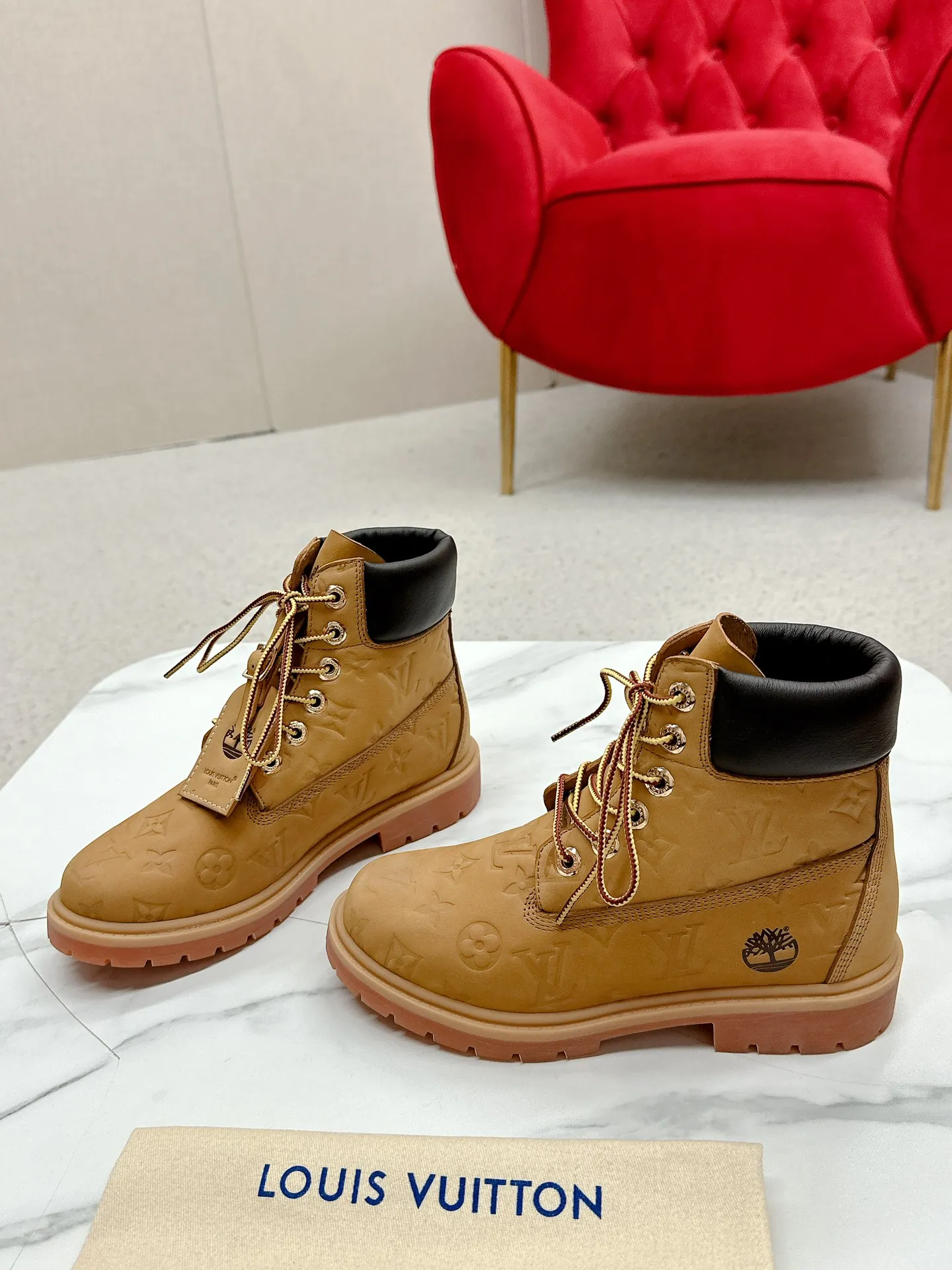 👟👟Ex-factory price 700👟👟 LV’s unbeatable co-branded Martin boots grandly launch Louis Vuitton x Timberland boots. LV x Timberland Timberland co-branded presbyopic rhubarb boots and ankle boots. LV x Timberland ankle boots are made of Monogram embossed waterproof nubuck cow leather. Relying on the brand's exquisite craftsmanship, the classic Timberland 6-inch boot shape is carefully reshaped in Italy, making an eye-catching appearance in American workwear style. Women's size 35-40 (41 is custom-made and non-refundable)